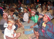 Tanim het (Turning heads) - traditional social dance in the Simbu Province